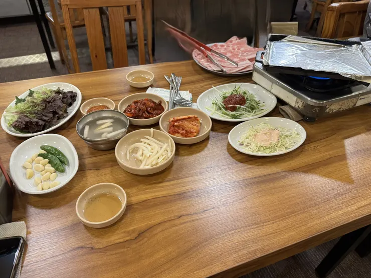 剛點完菜，小菜馬上擺滿桌