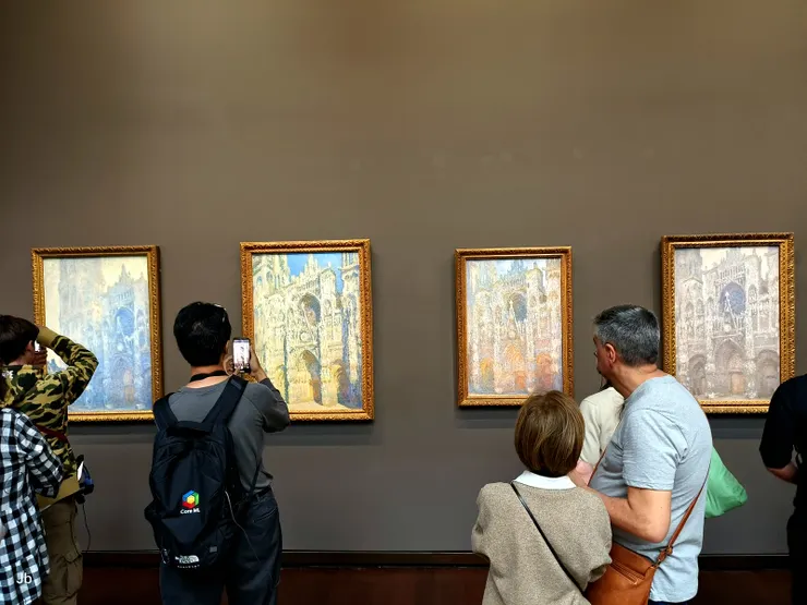 【莫內展區，《盧昂主教堂》（Rouen Cathedral）系列畫作。】