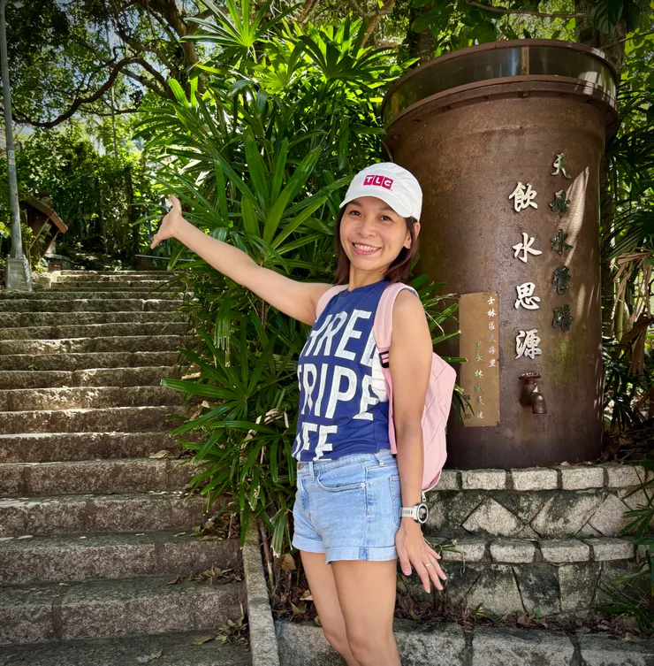 步道入口的大水管意象牌寫著「飲水思源」緬懷前人闢建水源的辛苦