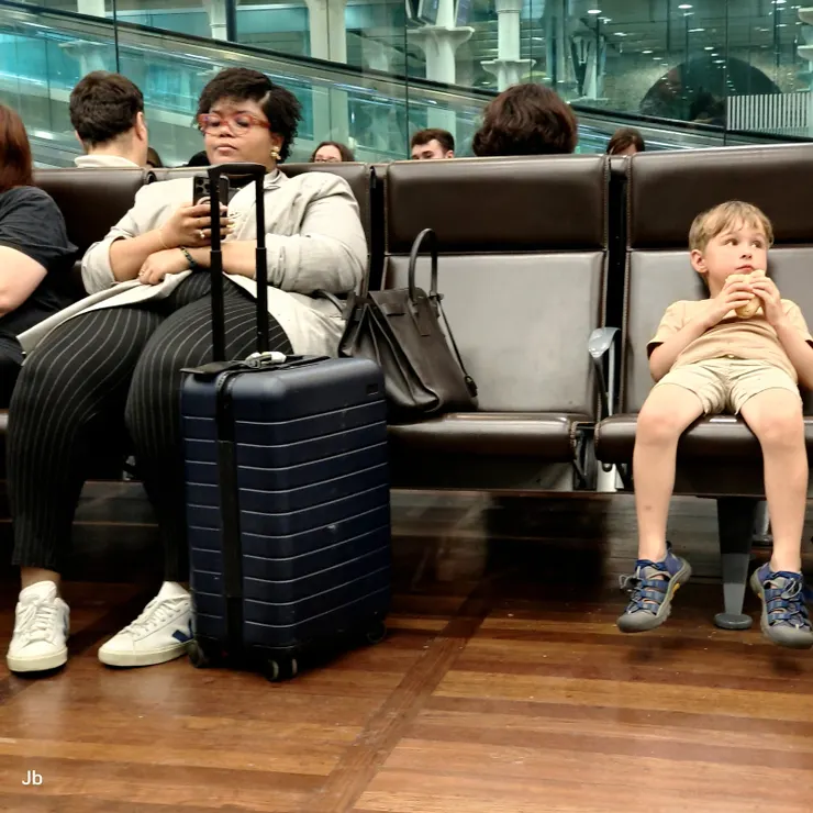 【在eurostar候車大廳，這一大一小的坐姿...。】