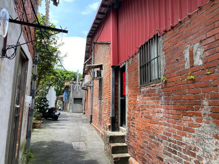 頂公館老聚落。從前這裡容易淹水，所以房子都會架高，門口設有幾個階梯