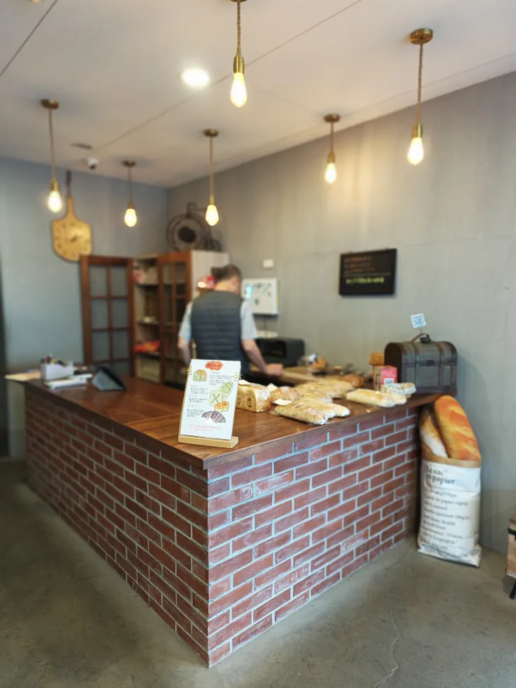 老闆親自烤麵包的身影