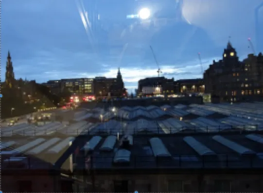 背包客棧中望出的窗景像是科幻電影中的場景