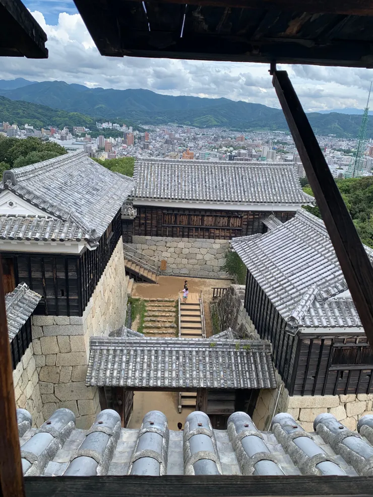 這扇窗能看到下面走路的人，想像我是士兵或是主人公，看著外面的動態，會想什麼呢？