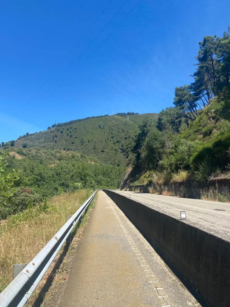 今天有一大段都是走在馬路旁邊，沒有遮蔭。