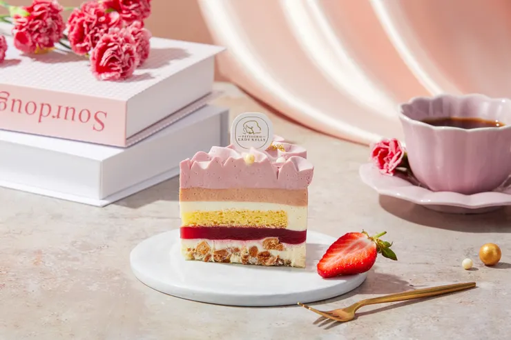 圖說：覆盆子甘納許、香堤到香草慕斯與蛋糕體，再加上莓果庫利與酥脆餅乾底，一口咬下滑順、柔軟、微脆層層交織，每一層都有不同驚喜。（資料來源：LADY KELLY）