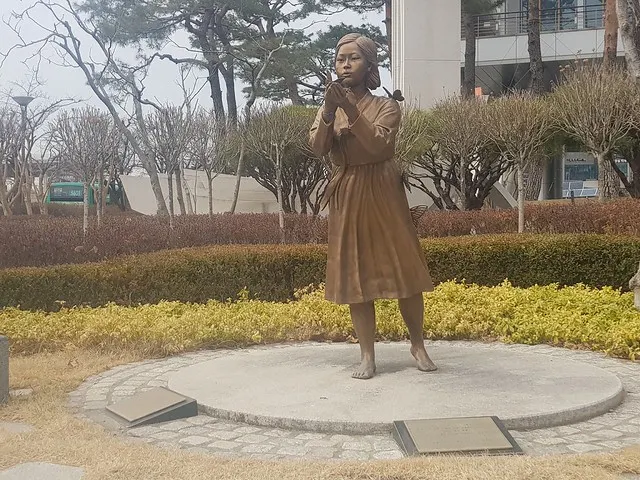 和平少女像,首爾,衿春區廳前。