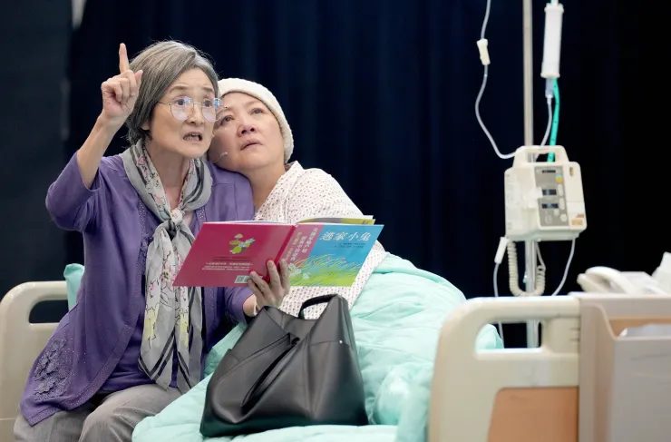 資深女演員譚艾珍（左）在戲中飾演女主角的恩師 攝影：張大魯