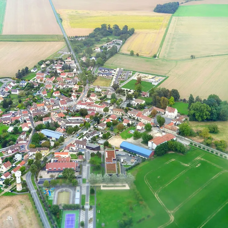 【天氣好憑窗俯瞰歐陸山川未閤眼！班機剛起飛時俯瞰法國小村莊。】