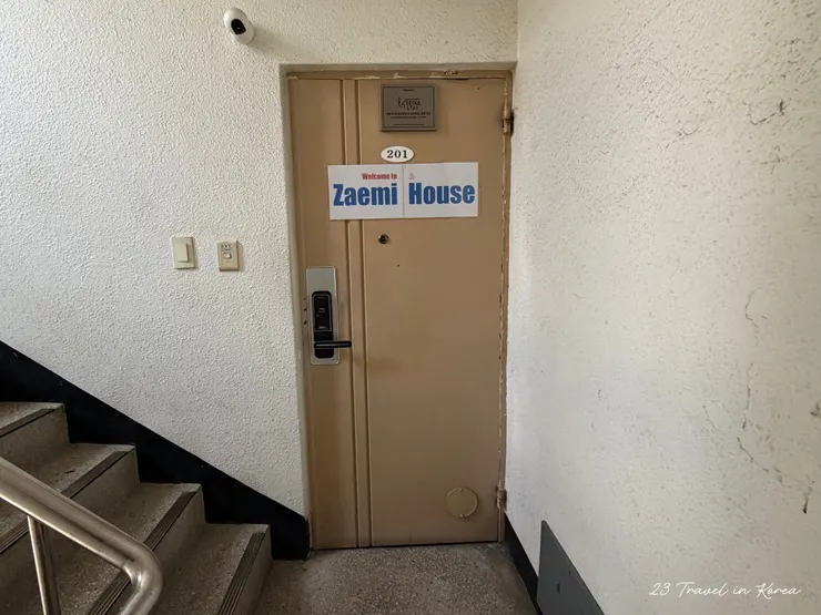 走到門口會經過7個小階梯