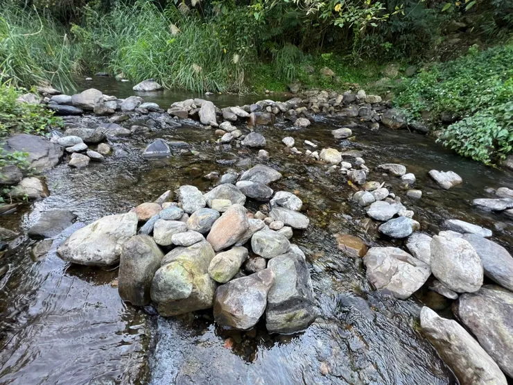 營區旁的黃肉溪一景