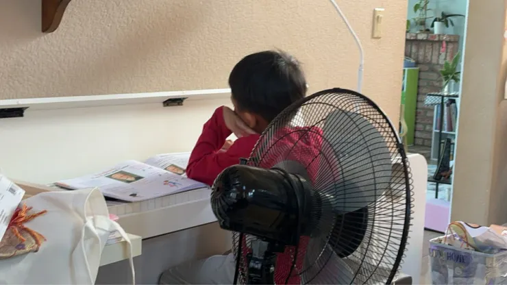 偷拍兒子自己寫樂理作業