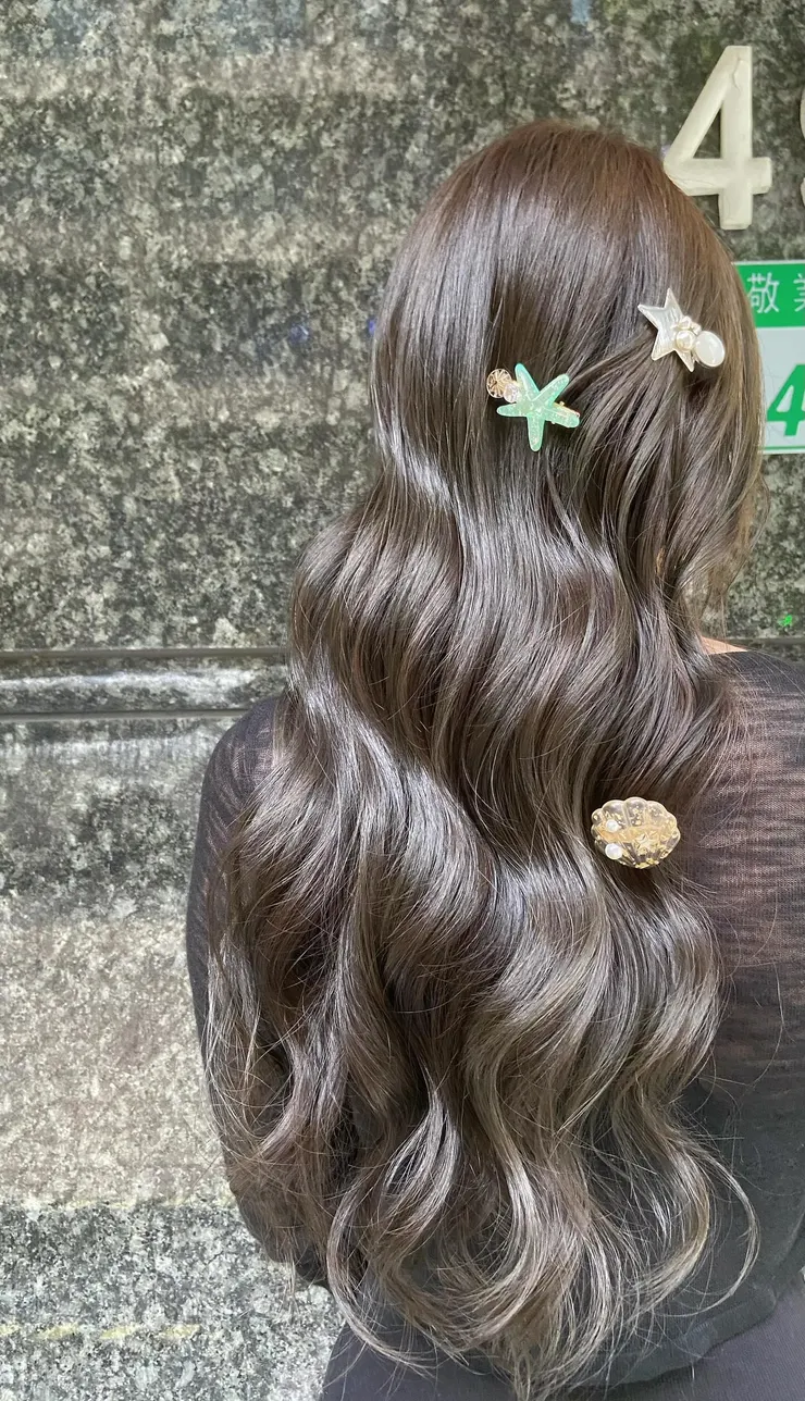 超長髮配上亞麻棕就像美人魚公主