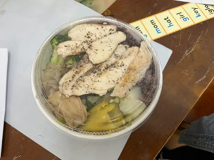 黑胡椒雞胸飯一半。