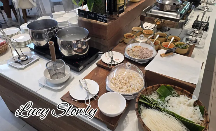 現煮河粉的湯頭非常清甜，河粉 Q 彈，一早吃很暖胃，不會感覺很負擔。