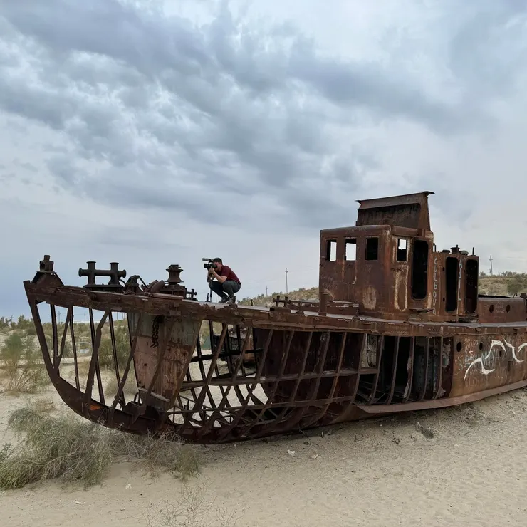 直接爬到船上拍攝的攝影師