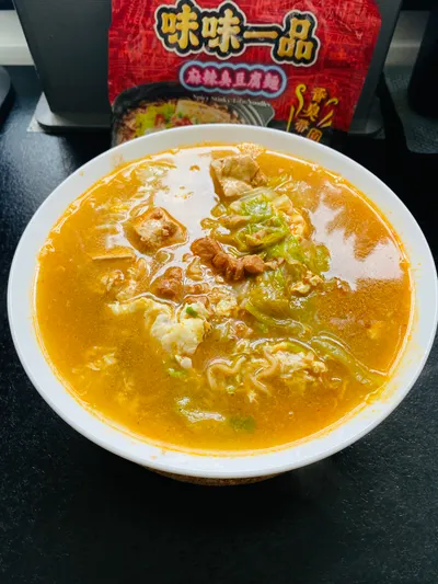 味味一品麻辣臭豆腐泡麵