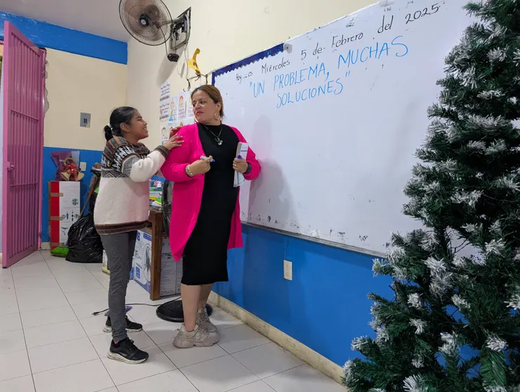 熱情的老師帶我參觀小學