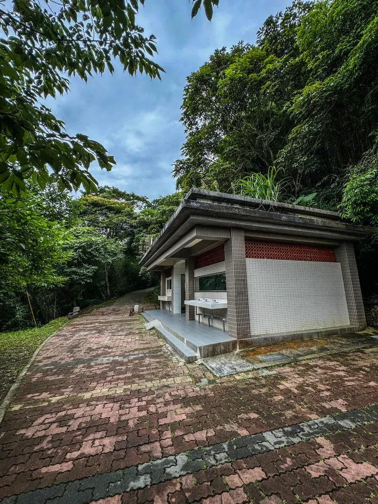 蝙蝠洞公廁。從入口步行約2分鐘