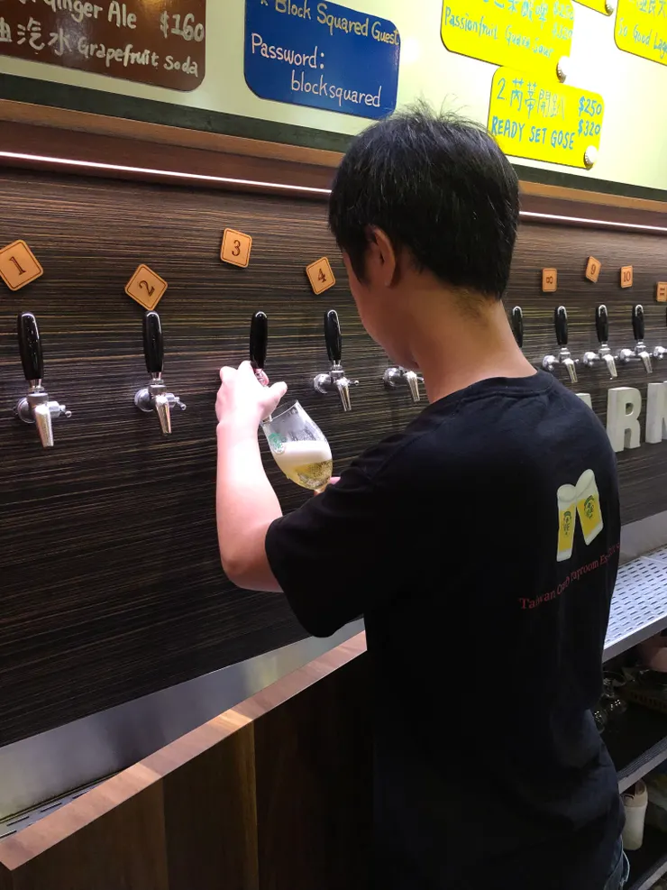 看著現拉精釀啤酒緩緩流出，真讓人等不及品嚐