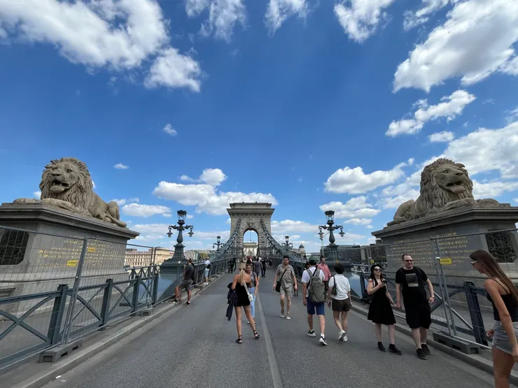 因國慶活動而封閉車輛只給行人走