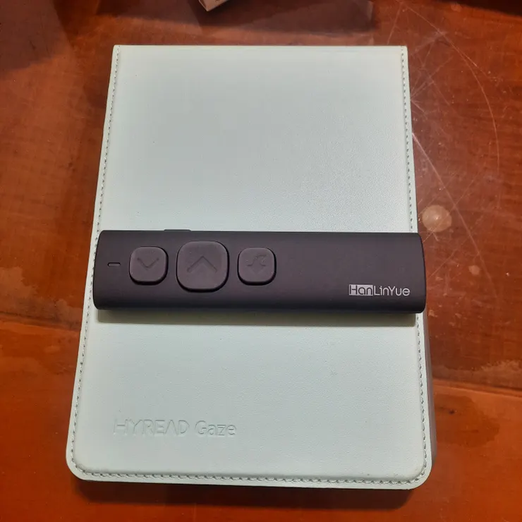 拆封後的合照，貌合神離