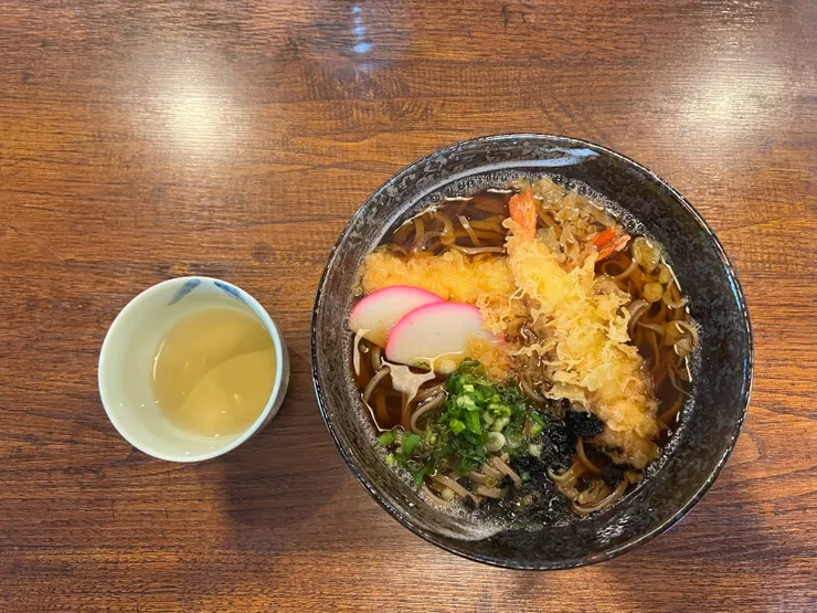 左：茶  右：天婦羅蕎麥麵