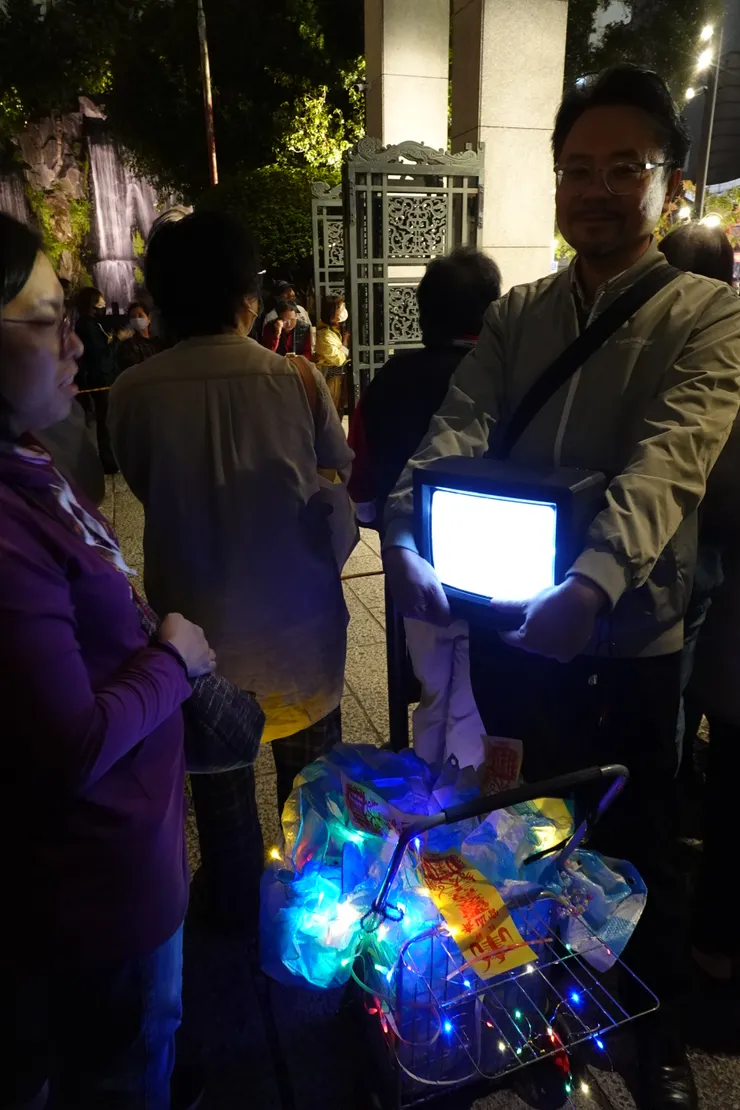 圖十二:在龍山寺廣場,男子為莊約翰(筆者拍攝)