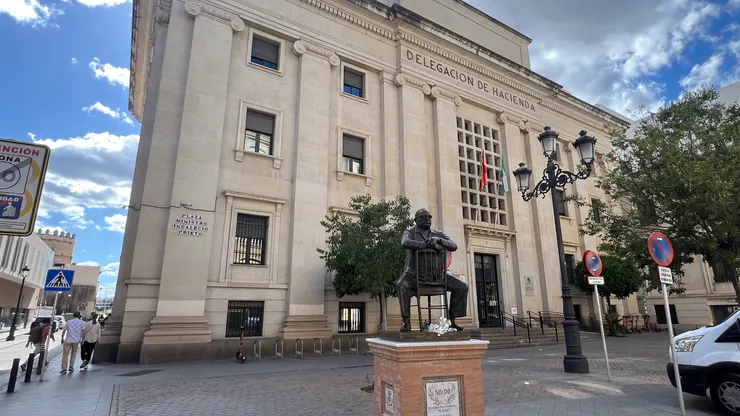 塞維利亞海關和吟遊詩人Fco Palacios Ortega紀念碑