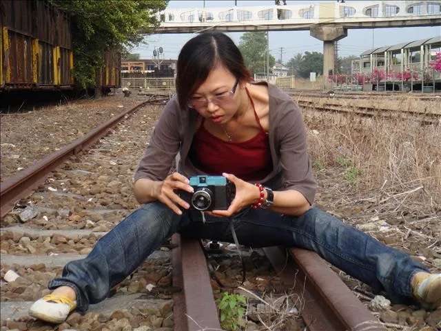 那時長達一整年不怎麼能進食的自己瘦到人生中第一次天生就圓臉的臉都瘦尖了... ( 這是後來才發現的)