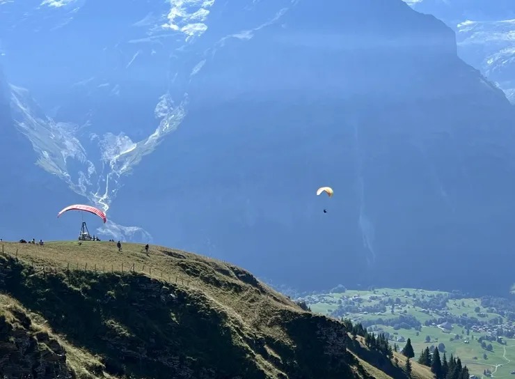 遠方有人玩著滑翔翼