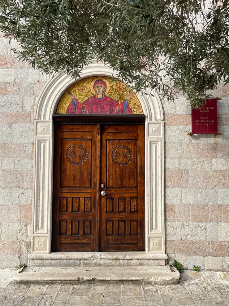 聖三一教堂的後門入口。