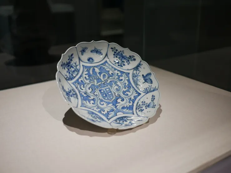 青花開光葡萄牙阿爾梅達家族徽章紋盤