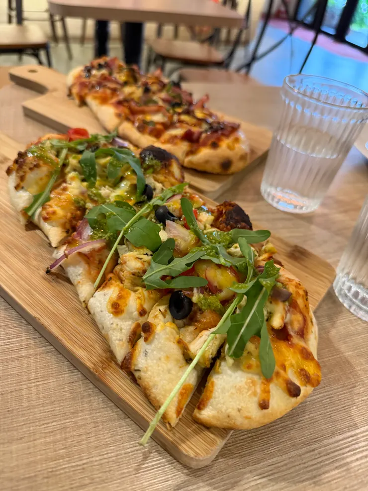 店內菜單有厚片pizza和薄皮pizza,我們點了厚的，沒想到不會讓我感覺吃了太多pizza屁，趁熱吃，超美味