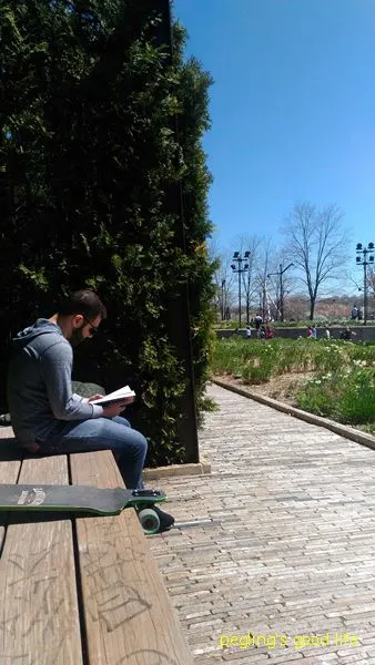 在花園旁邊看書曬太陽還有湖風徐徐吹來，好舒服