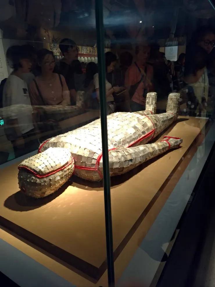 最為著名的的金縷衣，其出土於徐州土山一號漢墓