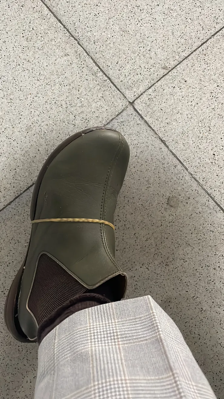 套上橡筋圈的小靴，至少能再支撐一會呢。（作者拍攝）