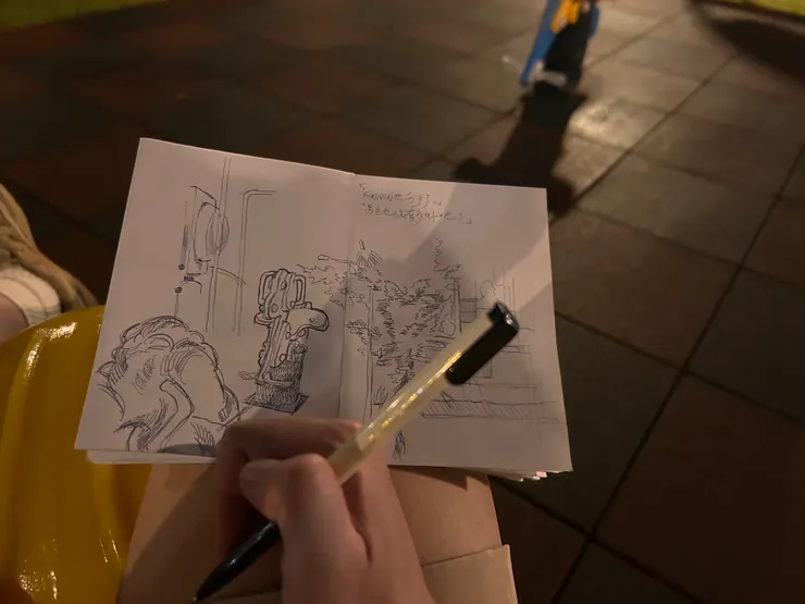 在公園發呆，來了兩個人在我旁邊聊八卦