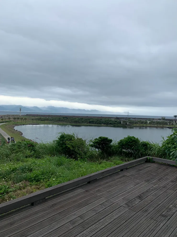 這只是湖的一角，照片後面還有延伸