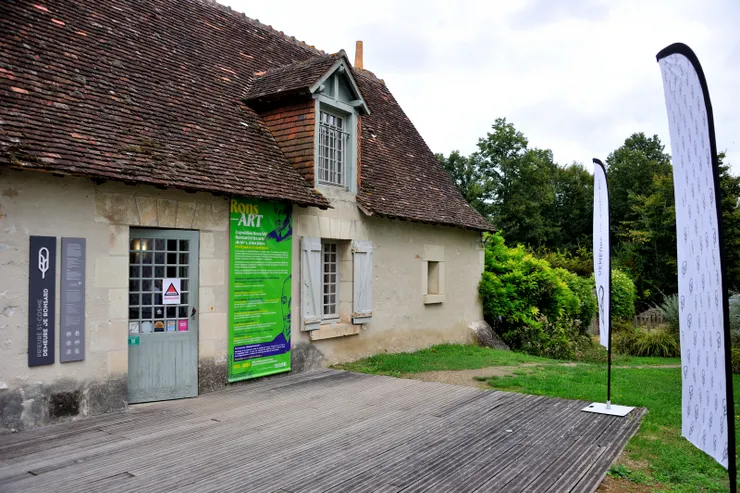 【剛開始找不到入口，進禮品店詢問。外牆掛著「RONS ART」展覽的宣傳看板。】