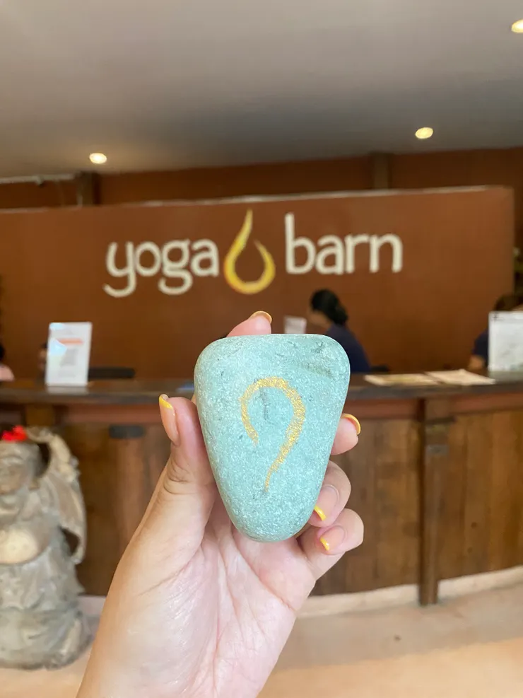 在櫃台付款完成報名後，櫃檯會給一個有logo的石頭，進去教室前再交給工作人員（超可愛）