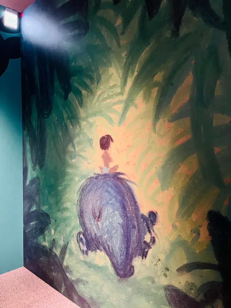 1967年《森林王子》現場立版畫。(展場有許多此類設置,可供拍照打卡)