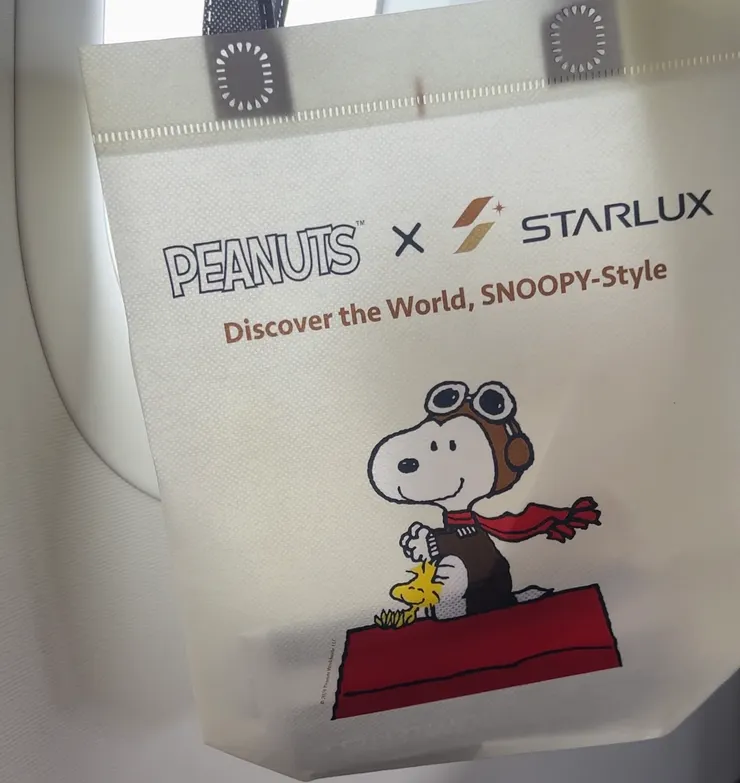 購買免稅商店的史努比提袋