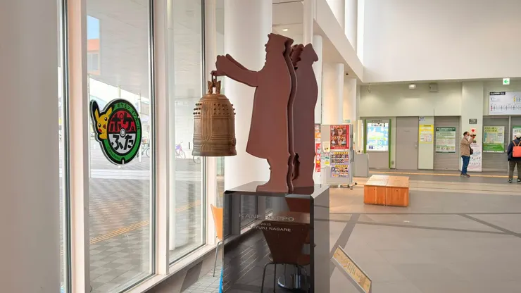 雕刻家流雅之的作品。那個鐘在日治庫頁島時期是用來取代火車的汽笛。