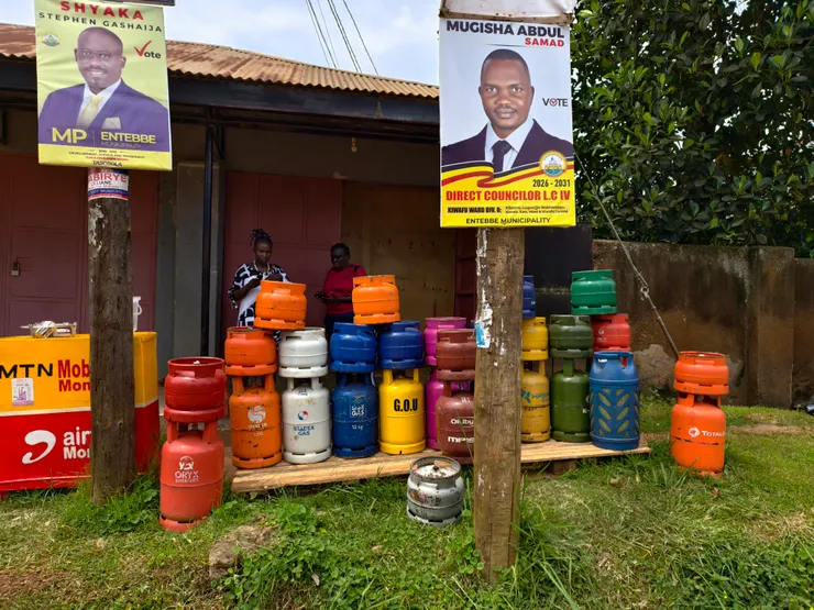 路旁的罐裝瓦斯桶。電線桿上是恩德培市長候選人的競選海報。