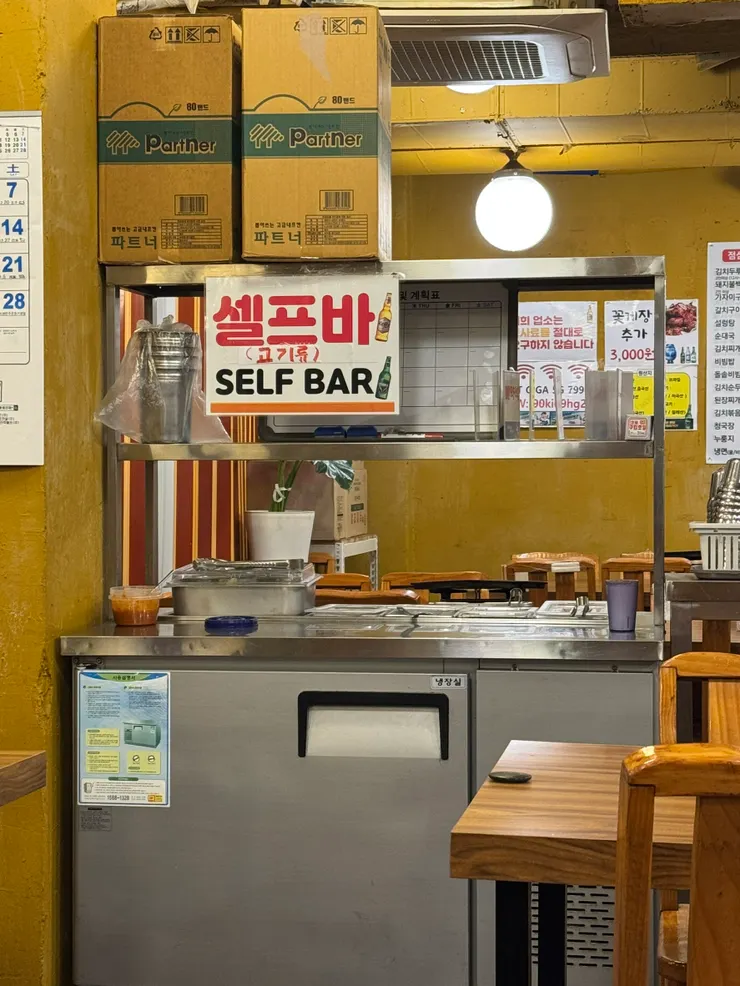 點烤肉的客人，小菜不夠可以自己續