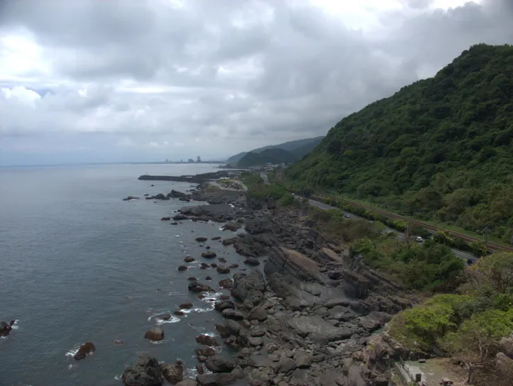 北關海潮公園崖頂   等火車ing