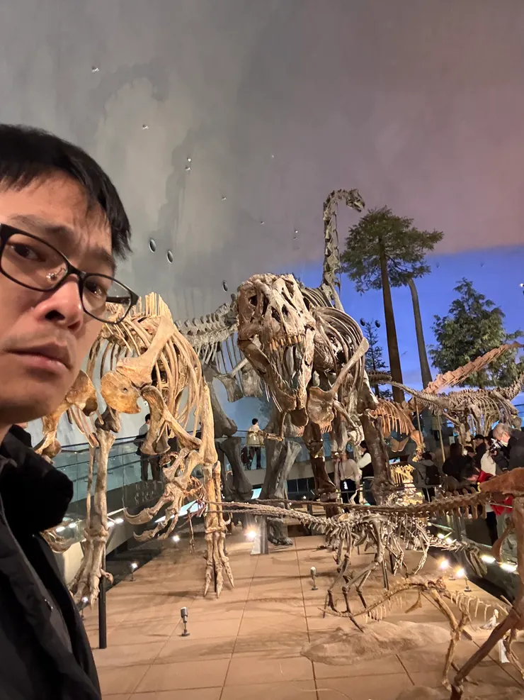 真正的暴龍這麼大隻…讓我想起《博物館驚魂夜》那個被嚇昏的路人，真的是不能嘲笑他…要是那麼大一隻暴龍、活生生地出現在你眼前，任誰會都被嚇死吧！