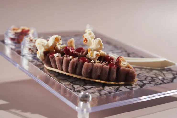 純樸扎實的芋頭搭配紫薯奇幻的顏色,讓這座充滿加工品的快樂小島就 像惡魔果實一樣成為未來世界中稀有且特殊的存在。李子並不是一種受到高度關注的食材,產季的限制也讓他每年只會短短 的出現在市場上二至三個月,因此將這樣的食材加工成為果醬,突出的酸甜味能 為這座由樸實芋泥塑造的快樂小島帶來一點驚喜。