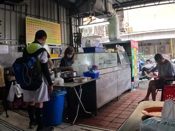 許多學生來這間店買早餐。